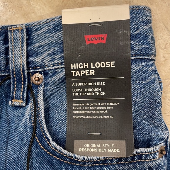 NWT Levi's Super High Rise  Loose Taper Jean in size 25 - Picture 4 of 10